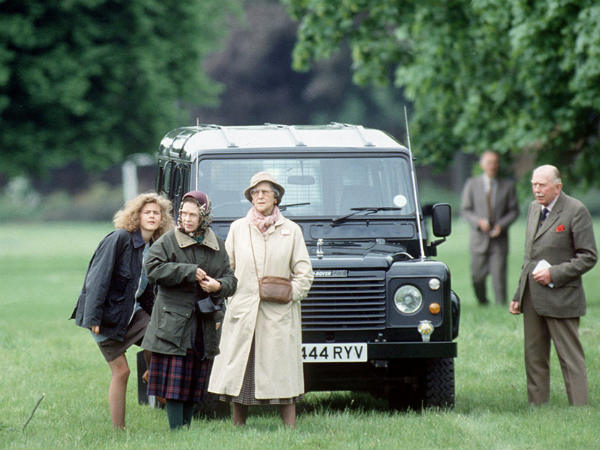 PICS : देखिए किस शाही अंदाज में रेंजरोवर पर क्वीन एलिजाबेथ द्वितीय ने मनाया अपना 90वां जन्मदिन PICS : देखिए किस शाही अंदाज में रेंजरोवर पर क्वीन एलिजाबेथ द्वितीय ने मनाया अपना 90वां जन्मदिन