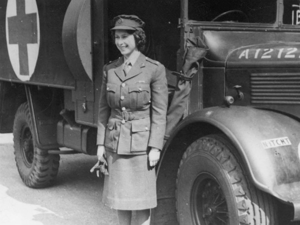 PICS : देखिए किस शाही अंदाज में रेंजरोवर पर क्वीन एलिजाबेथ द्वितीय ने मनाया अपना 90वां जन्मदिन PICS : देखिए किस शाही अंदाज में रेंजरोवर पर क्वीन एलिजाबेथ द्वितीय ने मनाया अपना 90वां जन्मदिन