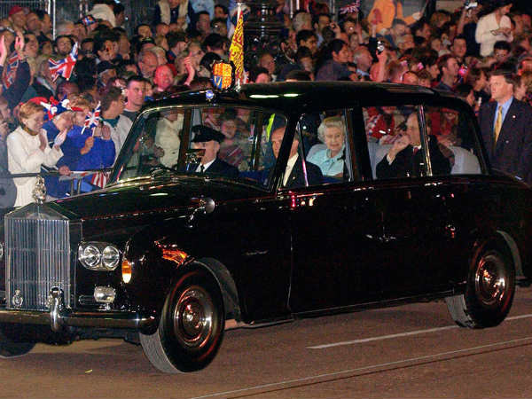 PICS : देखिए किस शाही अंदाज में रेंजरोवर पर क्वीन एलिजाबेथ द्वितीय ने मनाया अपना 90वां जन्मदिन PICS : देखिए किस शाही अंदाज में रेंजरोवर पर क्वीन एलिजाबेथ द्वितीय ने मनाया अपना 90वां जन्मदिन