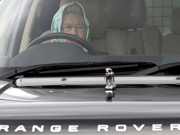 PICS : देखिए किस शाही अंदाज में रेंजरोवर पर क्वीन एलिजाबेथ द्वितीय ने मनाया अपना 90वां जन्मदिन PICS : देखिए किस शाही अंदाज में रेंजरोवर पर क्वीन एलिजाबेथ द्वितीय ने मनाया अपना 90वां जन्मदिन