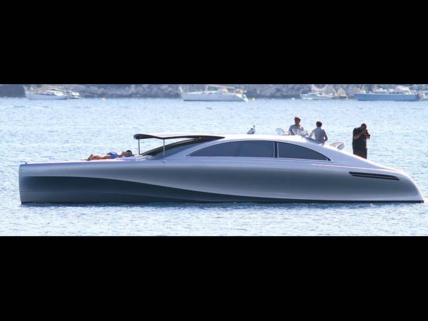 मर्सिडीज़-बेंज की यह नाव किसी लग्ज़री सलून से कम नहीं, कीमत है 1.7 मिलियन डॉलर! 