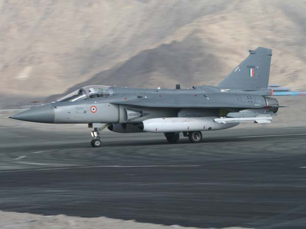 Tejas LCA : इस स्वदेशी हल्के लड़ाकू विमान को खरीदने के लिए कई मुल्क हैं बेताब, जानिए क्‍या है वजह 