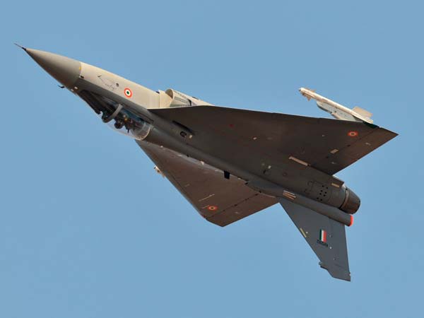 Tejas LCA : इस स्वदेशी हल्के लड़ाकू विमान को खरीदने के लिए कई मुल्क हैं बेताब, जानिए क्‍या है वजह 