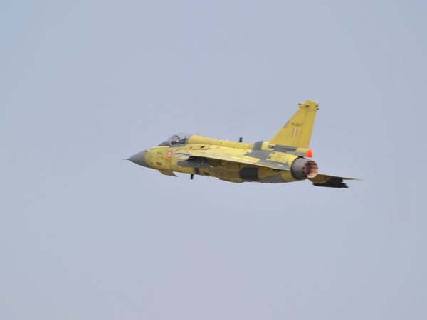 Tejas LCA : इस स्वदेशी हल्के लड़ाकू विमान को खरीदने के लिए कई मुल्क हैं बेताब, जानिए क्‍या है वजह 
