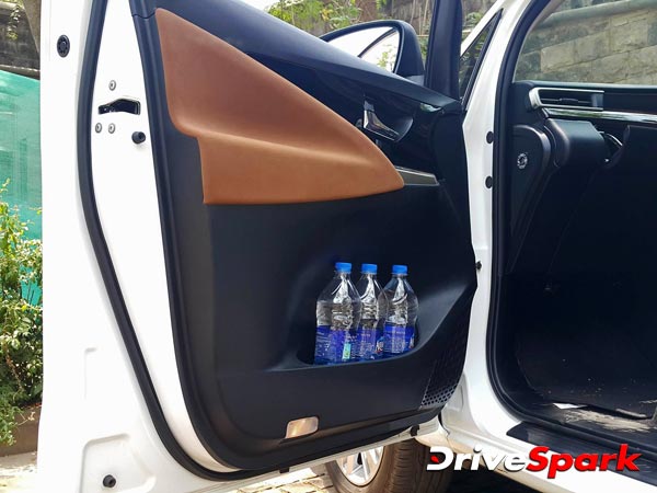 Toyota Innova Crysta : मुंबई में लॉन्च हुई टोयोटा की नई एमपीवी इनोवा क्रिस्टा, दिल्ली वालों को निराशा