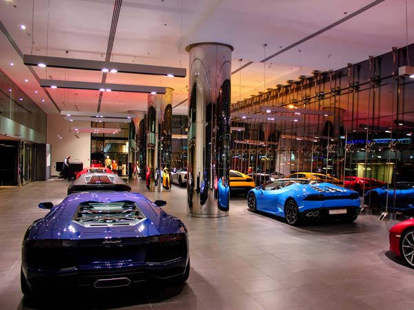 ये है लैम्बोर्गिनी का दुनिया में सबसे बड़ा कार शोरूम, दुबई में पब्लिक के लिए खोला गया 
