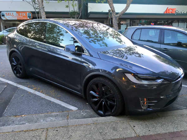 Tesla Model X : ये है टेस्ला की पहली इलेक्ट्रिक एसयूवी, जानिए इसकी खूबियों के बारे में 