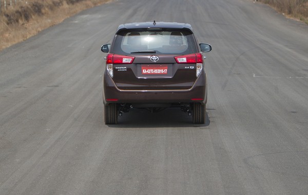 लॉन्च होते ही हिट हुई टोयोटा इनोवा क्रिस्टा, 10 दिन में मिलीं 15 हज़ार बुकिंग्स !