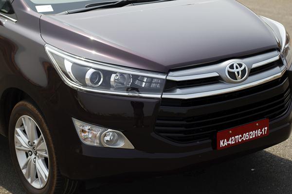 लॉन्च होते ही हिट हुई टोयोटा इनोवा क्रिस्टा, 10 दिन में मिलीं 15 हज़ार बुकिंग्स !