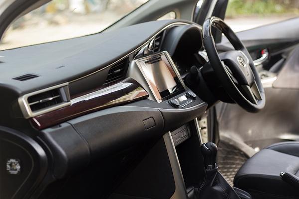 लॉन्च होते ही हिट हुई टोयोटा इनोवा क्रिस्टा, 10 दिन में मिलीं 15 हज़ार बुकिंग्स !