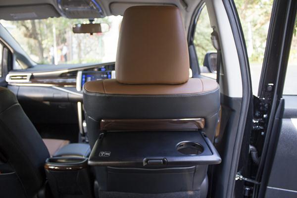 लॉन्च होते ही हिट हुई टोयोटा इनोवा क्रिस्टा, 10 दिन में मिलीं 15 हज़ार बुकिंग्स !