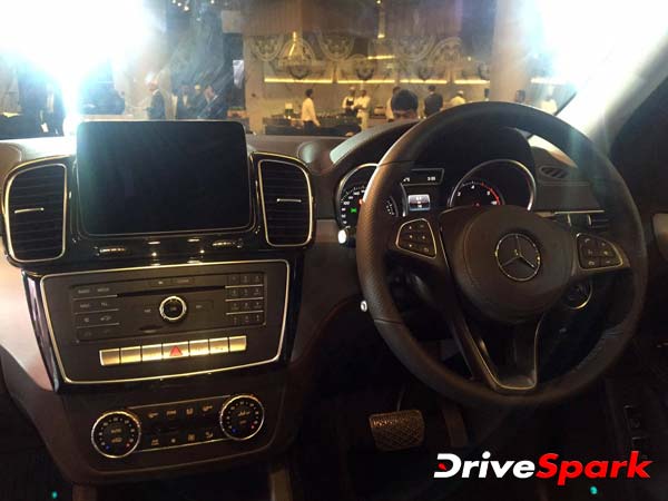 PIC GALLERY : 60 तस्‍वीरों में देखें आज लॉन्‍च हुई मर्सिडीज़ की नई एसयूवी जीएलएस का हर एक एंगल