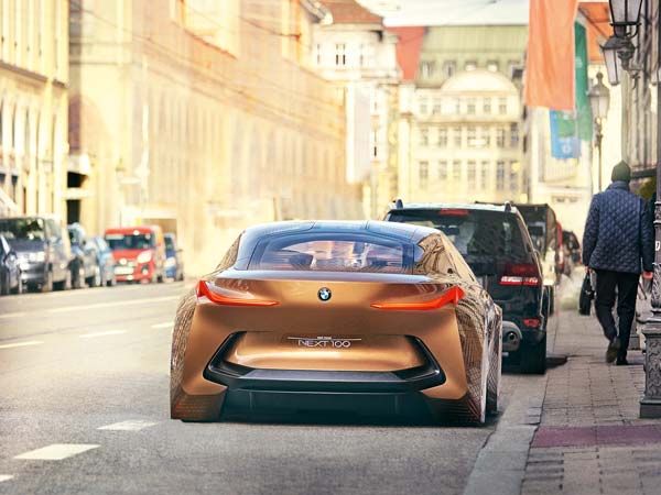 PICS : बीएमडब्‍ल्‍यू की यह 'फ्यूचर कार' दुनियाभर में बटोर रही है सुर्खियां, जानिए ऐसा क्‍या ख़ास है इसमें 