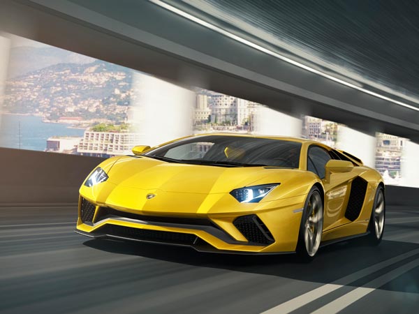 शानदार Lamborghini Aventador S ने दी भारत में दस्तक, कीमत 5 करोड़ से भी ज्यादा