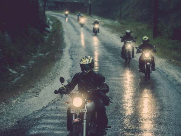 APRIL से दिन में भी जलानी पड़ेगी Two-Wheelers की लाइट, जानिए क्यों?