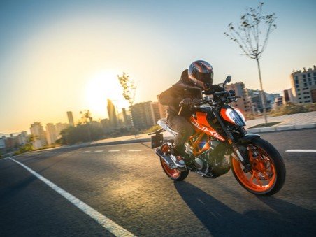 APRIL से दिन में भी जलानी पड़ेगी Two-Wheelers की लाइट, जानिए क्यों?