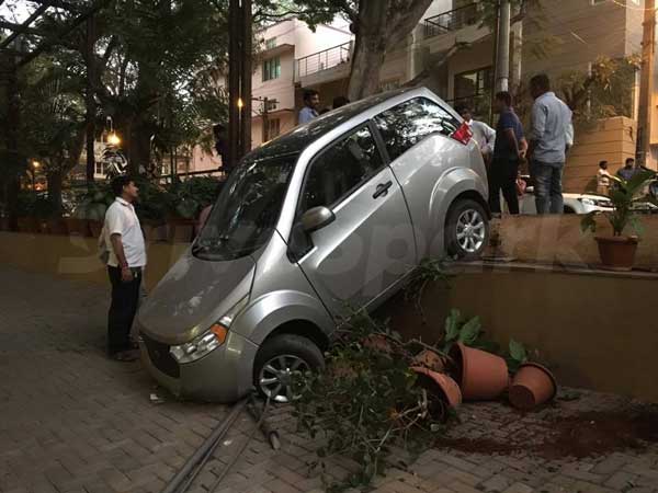 हमारे कार्यालय में क्रश हो गई Mahindra E2o, जानिए वास्तव में क्या हुआ?