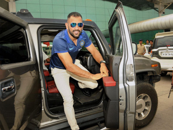 धोनी की फैन इस लड़की ने बीच सड़क पर रोकी उनकी Hummer, जानिए क्यों?