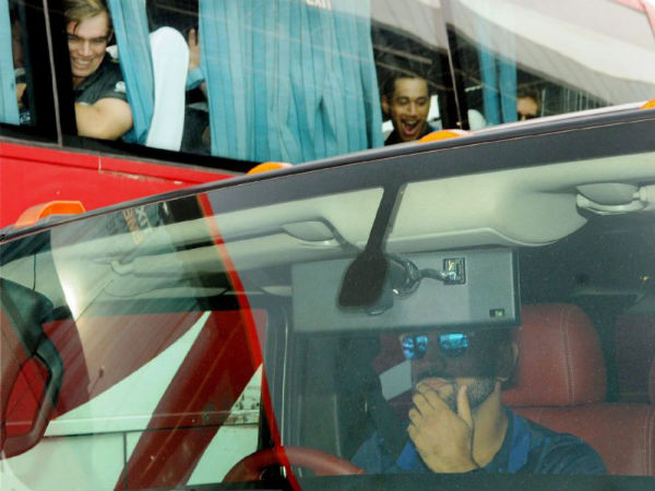 धोनी की फैन इस लड़की ने बीच सड़क पर रोकी उनकी Hummer, जानिए क्यों?