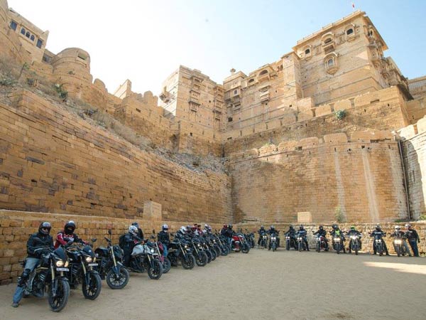 खुशखबरीः इस डीलरशिप की स्केच के साथ Mahindra Mojo के लिए हो जाइए तैयार 