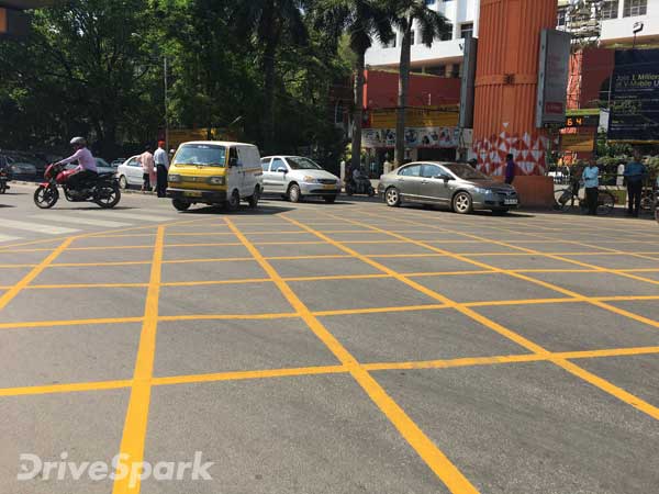 जानिए क्या है सड़क पर खीचें गए इस Yellow Boxes का राज और क्या है सिंगल, डबल व मेट्रो की पीली लाइनों का राज? जानिए क्या है सड़क पर खीचें गए इस Yellow Boxes का राज और क्या है सिंगल, डबल व मेट्रो की पीली लाइनों का राज?