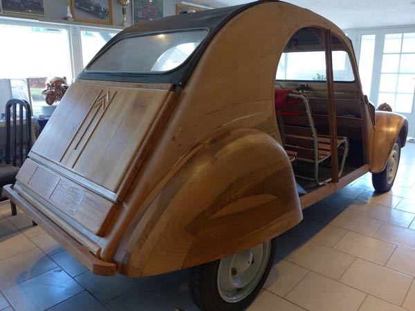 OMG: फ्रांस के एक कारपेंटर ने बनाई लकड़ी की कार, जानिए क्या हैं इस विचित्र कार की खूबी? 