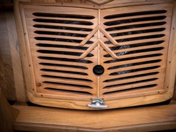 OMG: फ्रांस के एक कारपेंटर ने बनाई लकड़ी की कार, जानिए क्या हैं इस विचित्र कार की खूबी? 