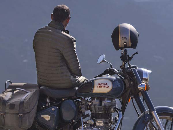 पाकिस्तान में बन रहा है Royal Enfield का लेदर जैकेट, Twitter वाले खुश नहीं