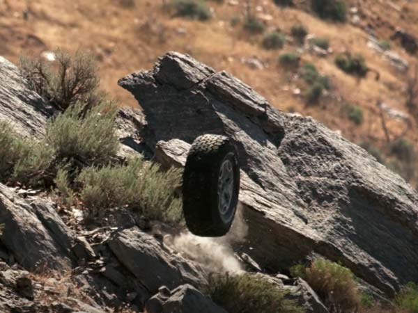 Video में देखिए क्या हुआ जब 10,000 फीट ऊपर से गिराया गया यह टायर 