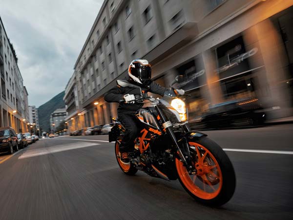 OMG: बीएस-3 के साथ 1.5 लाख रूपए में अब भी उपलब्ध है KTM Duke 390?