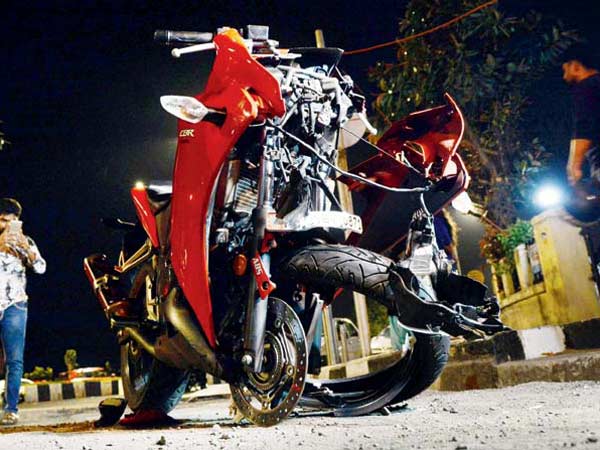 जानिए क्या हुआ जब हुई Honda CBR 250R और Jaguar XE की टक्कर? जानिए क्या हुआ जब हुई Honda CBR 250R और Jaguar XE की टक्कर?