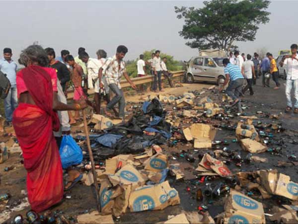 VIDEO: यहां देखिए क्या हुआ जब BEER से से भरी ट्रक हो गई क्रश VIDEO: यहां देखिए क्या हुआ जब BEER से से भरी ट्रक हो गई क्रश