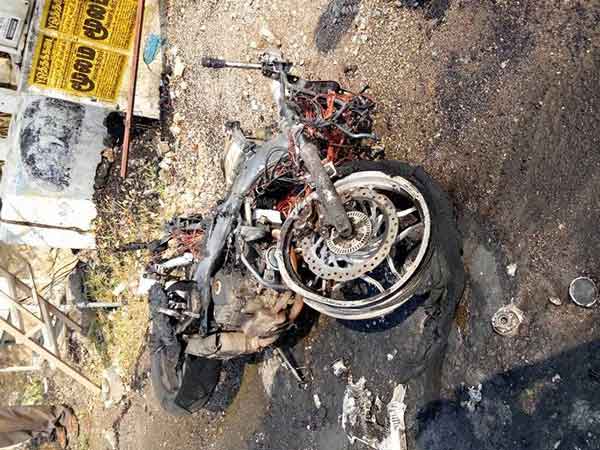 Video: जानिए क्या हुआ जब लगी बजाज पल्सर RS 200 में आग? Video: जानिए क्या हुआ जब लगी बजाज पल्सर RS 200 में आग?