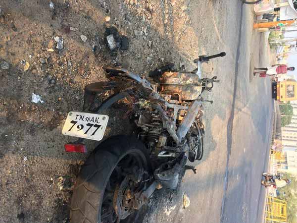 Video: जानिए क्या हुआ जब लगी बजाज पल्सर RS 200 में आग? Video: जानिए क्या हुआ जब लगी बजाज पल्सर RS 200 में आग?