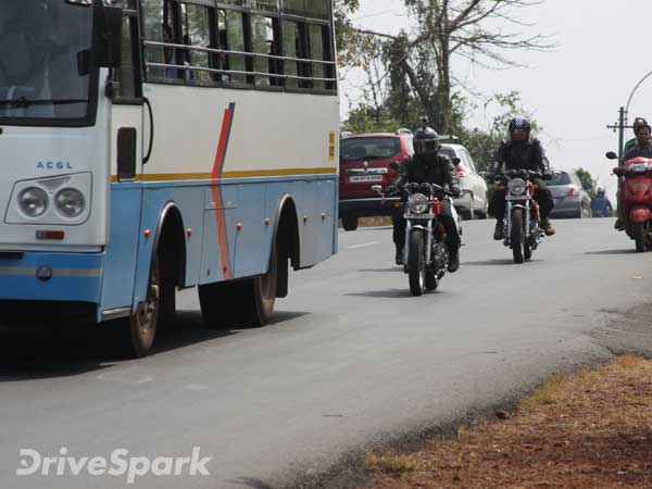 Tips: ड्राइव के वक्त बाइक और खुद को दुर्घटना से बचाने के तरीके Tips: ड्राइव के वक्त बाइक और खुद को दुर्घटना से बचाने के तरीके