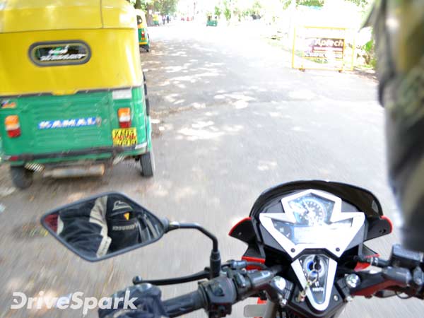 किसी मोटरसाइकिल की ब्रेकिंग में यह मत करें किसी मोटरसाइकिल की ब्रेकिंग में यह मत करें