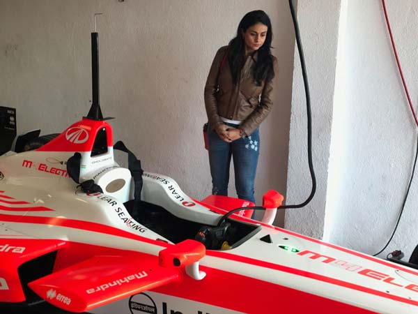 Formula ई-कार को ड्राइव करने वाली पहली भारतीय महिला बनी यह Actress