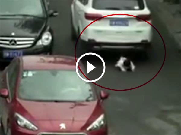 VIDEO: जब दो चलती कारों के बीच आई छोटी बच्ची! 