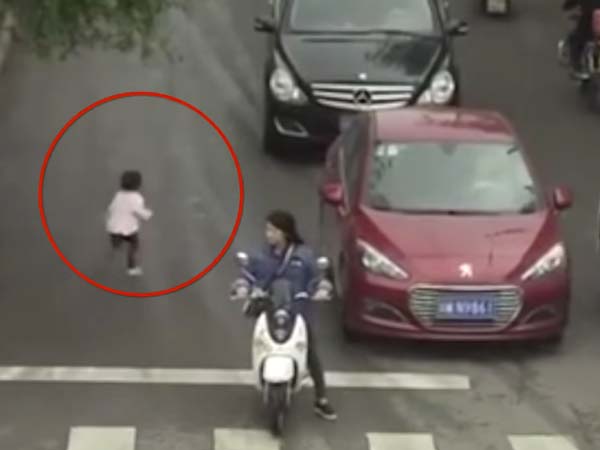 VIDEO: जब दो चलती कारों के बीच से आई छोटी बच्ची! 