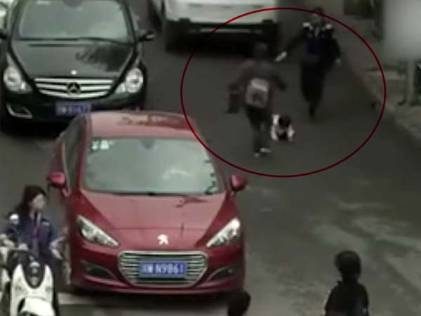 VIDEO: जब दो चलती कारों के बीच आई छोटी बच्ची! 