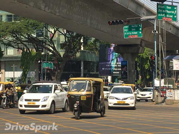 जानिए क्या है सड़क पर खीचें गए इस Yellow Boxes का राज और क्या है सिंगल, डबल व मेट्रो की पीली लाइनों का राज? जानिए क्या है सड़क पर खीचें गए इस Yellow Boxes का राज और क्या है सिंगल, डबल व मेट्रो की पीली लाइनों का राज?