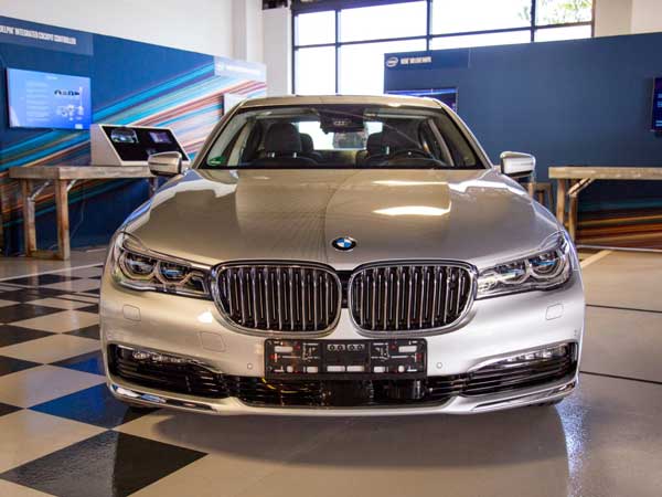 वीडियोः Intel और BMW ने लॉन्च की ड्राइवरलेस कार, साल के लास्ट में चलने की उम्मीद 