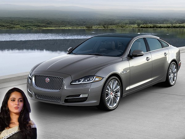 सनी लियोनी से लेकर प्रियंका तक, बॉलीवुड की इन हसीनाओं के पास है इन कारों का कलेक्शन