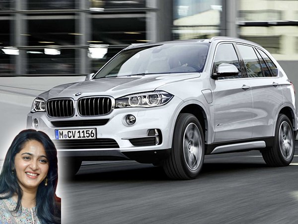 सनी लियोनी से लेकर प्रियंका तक, बॉलीवुड की इन हसीनाओं के पास है इन कारों का कलेक्शन