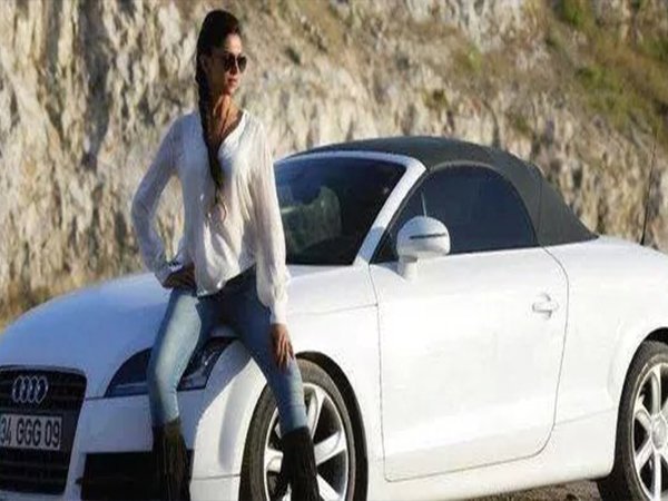 सनी लियोनी से लेकर प्रियंका तक, बॉलीवुड की इन हसीनाओं के पास है इन कारों का कलेक्शन