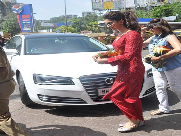 सनी लियोनी से लेकर प्रियंका तक, बॉलीवुड की इन हसीनाओं के पास है इन कारों का कलेक्शन