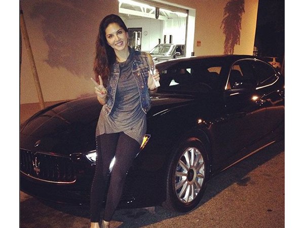 सनी लियोनी से लेकर प्रियंका तक, बॉलीवुड की इन हसीनाओं के पास है इन कारों का कलेक्शन