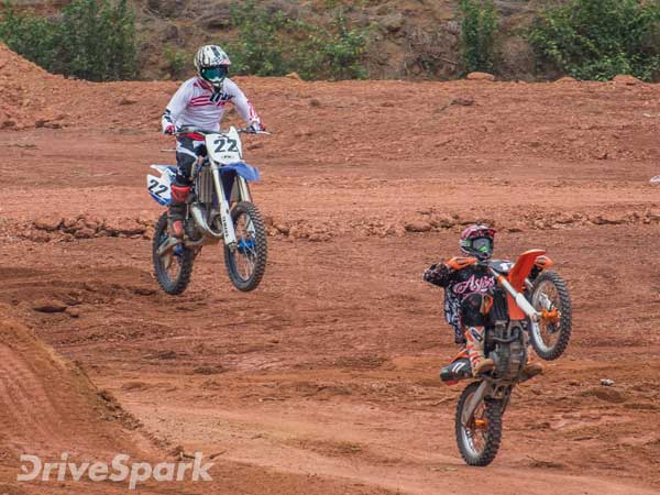 सांसो को रोक देने वाले स्ंटट में बाईकर्स ने लोगों को किया रोमांचित