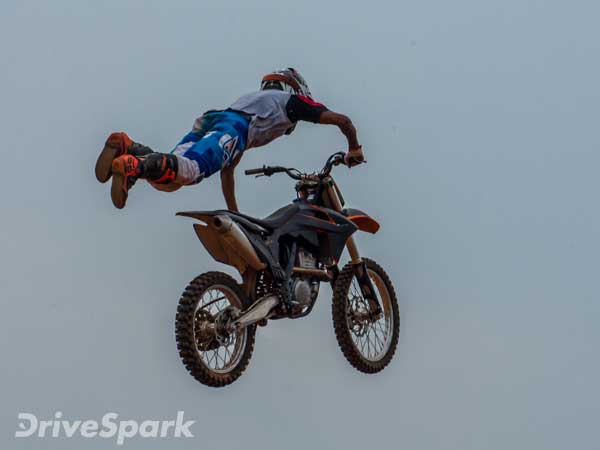 सांसो को रोक देने वाले स्ंटट में बाईकर्स ने लोगों को किया रोमांचित