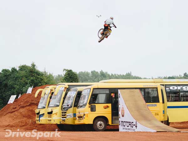 सांसो को रोक देने वाले स्ंटट में बाईकर्स ने लोगों को किया रोमांचित